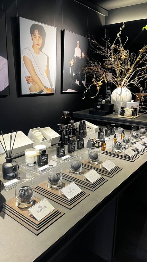 Fragrance Bar Display, Luxury Pop Up Store, Perfume Display Ideas Store, Cosmetic Pop Up Store, Perfume Pop Up Store, Perfume Store Design, Pop Up Store Ideas, Perfume Store Interior Design, Perfume Store Display