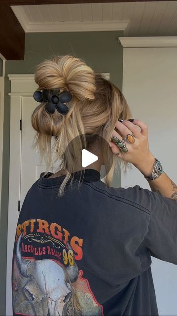 Messy Hair Clipped Up, Cute Ways To Put Hair Up With Clip, Updos With A Clip, How To Wear A Hair Clip Long Hair, Easy Summer Hairstyles Claw Clip, Cute Lazy Updos, Cute Ways To Put Your Hair In A Clip, Side Part Clip Hairstyles, Hair Up Clip Hairstyles