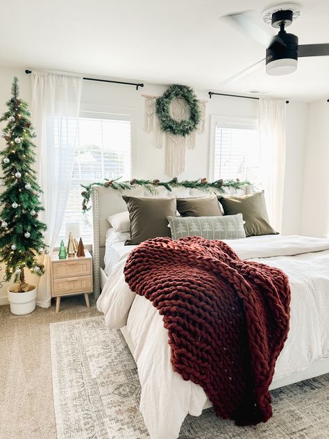 Over Bed Garland, Above Bed Christmas Decor, Neutral Christmas Bedding, White Christmas Bedding, Wreath Over Bed, Garland Above Bed, Wreath Above Bed, Guest Room Christmas, Bamboo Resort