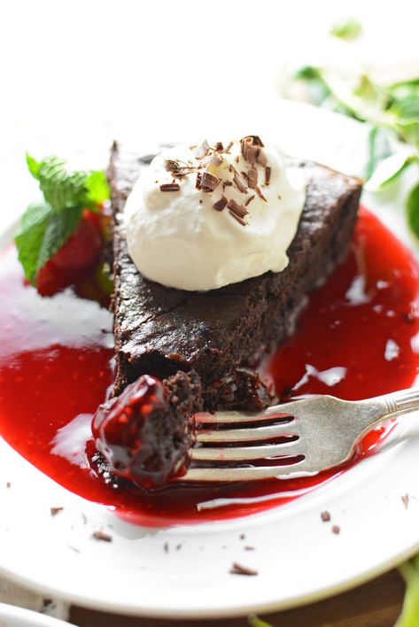 Chocolate Flourless Cake, Raspberry Sauce Recipe, Flourless Chocolate Cake, Flourless Cake, Chocolate Raspberry Cake, Chocolate Torte, Tasty Desserts, Raspberry Sauce, Flourless Chocolate Cakes