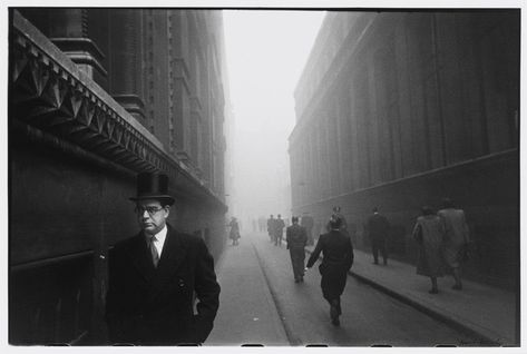 Robert Frank, City of London, 1951 Robert Frank Photography, Vancouver Art Gallery, Robert Frank, The Americans, Silver Print, Gelatin Silver Print, Urban Photography, 인물 사진, Black And White Photographs