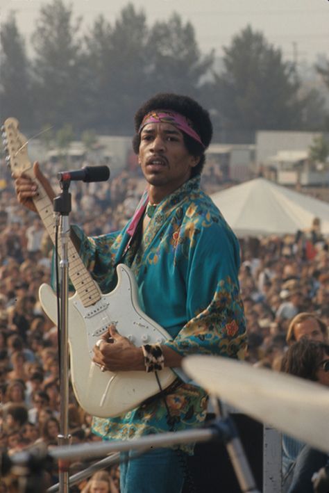 This is such a good picture of him!  Looking healthy. Jimi Hendrix Woodstock, 1969 Woodstock, Woodstock Music, Woodstock 1969, Woodstock Festival, Jimi Hendrix Experience, Joan Baez, Joe Cocker, Garth Brooks