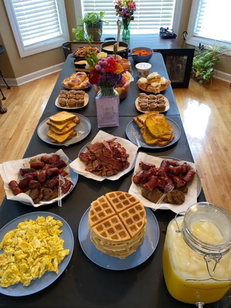 Home Style Breakfast, Breakfast Buffet Ideas Families, Bachelorette Breakfast Ideas Mornings, Big Breakfast Ideas Brunch, Huge Breakfast Buffet, Group Breakfast Aesthetic, Buffet Breakfast Aesthetic, Breakfast Feast Table, At Home Breakfast Buffet