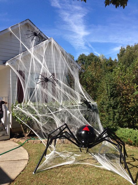 Giant spider! Made from pvc and other various components :-) Halloween Decorations Diy For Kids, Simple Outdoor Halloween Decor, Halloween Outdoors, Cheap Halloween Diy, Diy Spider, Diy Halloween Dekoration, Halloween Decorations Diy, Cheap Diy Halloween Decorations, Scary Halloween Decorations Outdoor