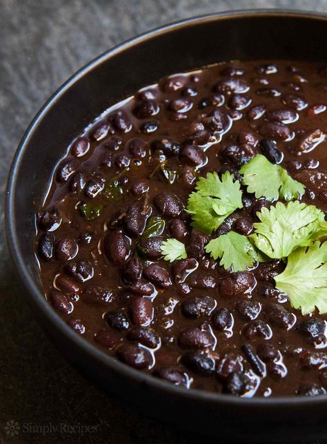 Mexican black beans. Cook 4-5 chopped garlic cloves in olive oil on medium heat. Add two cans black beans (one drained, one not drained) and 2 tablespoons hot taco seasoning. Simmer 10 minutes or until ready to serve. Immediately before serving, stir in zest and juice of one lime. Black Beans Recipe, Mexican Black Beans, Cuban Black Beans, Red Chili Sauce, Black Bean Recipes, Beans Recipe, Think Food, Canned Black Beans, Salad Dressing Recipes