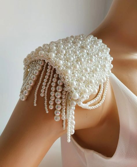 Epaulettes Fashion, Pearl Outfit, Shoulder Epaulettes, Shoulder Jewelry, Shoulder Necklace, Bridal Accessory, Embroidery Designs Fashion, Bridal Pearls, Body Jewellery