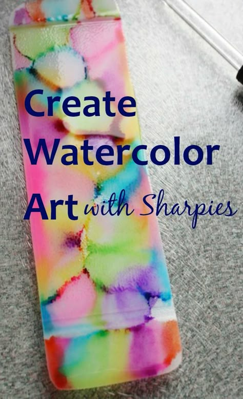 rubbing alcohol and sharpies on a plastic bookmark Sharpies And Alcohol Art, Sharpie Projects, Sharpie Tie Dye, Homemade Bookmarks, Sharpie Crafts, Diy Sharpie, Alcohol Ink Crafts, Ink Crafts, Sharpie Pens