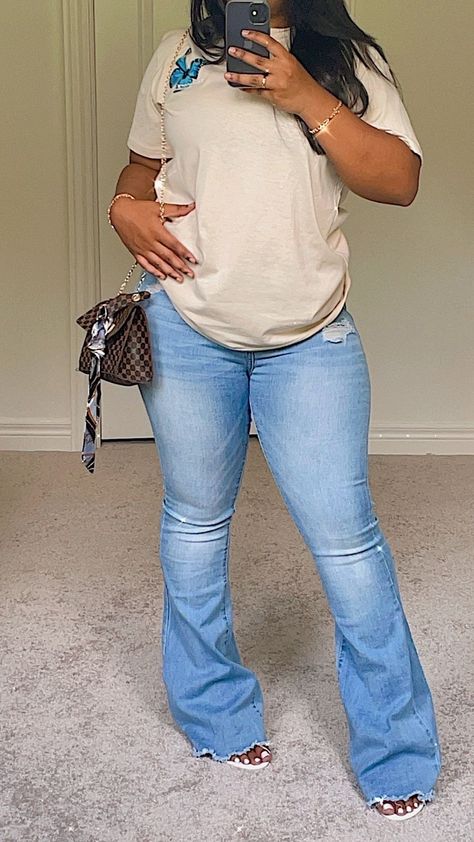 Bell Bottom Jeans Plus Size Outfit, Plus Size Bell Bottom Outfits, Bell Bottoms Outfit Plus Size, Bell Bottom Jeans Outfit Black Women, Flare Leg Jeans Outfit, Flare Denim Outfit, Outfit With Flare Jeans, Outfits With Flares, Bell Bottom Jeans Outfit