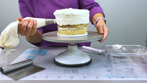 The crumb coat is the base coat of icing that locks in cake crumbs to create a barrier between the cake and the final coat of icing. It is often an overlooked��… Crumb Coating A Cake, Crumb Coat, Miss Cake, Frosting Cake, Buttercream Cake Designs, Basic Cake, Cake Classes, Leftover Cake, A Barrier