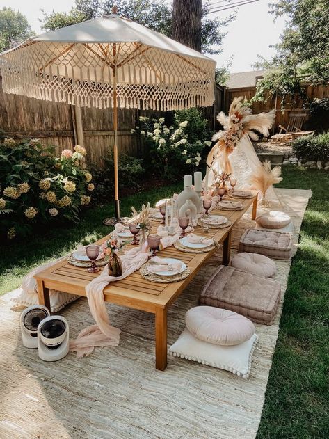 Diy Fancy Picnic, Pink Safari Table Decor, Picnic Outdoor Ideas, Boho Picnic Table Setting, Luxurious Picnic Ideas, Cool Picnic Ideas, Boho Picnic Birthday Party Ideas, Luxury Birthday Picnic, Bohemian Chic Party