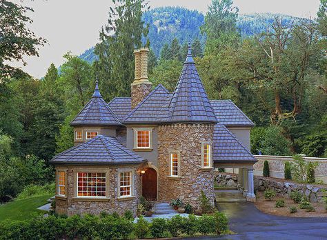 love this house castle theme house gorg! Turret Addition, Castle Like House, Mini Castle House, Castle House Modern, Castle Homes, Unusual Houses, Castle House Plans, Casas Country, Castle House Design