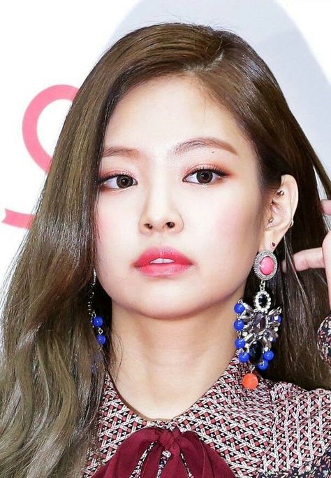 These seventeen female K-Pop idols all have gorgeous piercings, it'll make you want to get one too! Jennie Piercing Ear, Rosé Piercing Blackpink, Rosé Piercing, Celebrity Piercings, Jennie Pics, Diy Easter Gifts, Piercings For Girls, Cute Ear Piercings, Multiple Ear Piercings