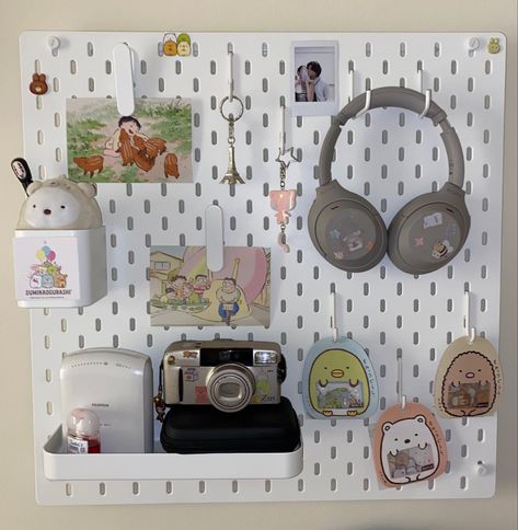 Wall Peg Board Ideas, Peg Board Ideas Bedroom, Hook Board Ideas, Ikea Cute Stuff, Ikea Peg Board Accessories, Bedroom Pegboard Ideas, Random Wall Ideas, Pegboard For Makeup, Ikea Room Decor Ideas