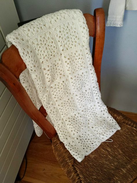 Brocante Fratsen: Brocante sprei haken; Granny Squares Yarn Bag, Afghan Blanket, Shawl Pattern, Granny Squares, Square Pillow Cover, Crochet Granny, White Crochet, Vintage Crochet, Knitted Blankets