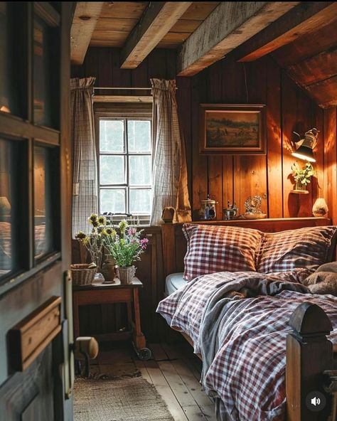 Old Southern Homes Interior, Camp Cottage, Forest Cabins, Mountain Inspiration, Cottage Rooms, Hipster Home, Cabin Core, Cozy Rooms, Colorado House