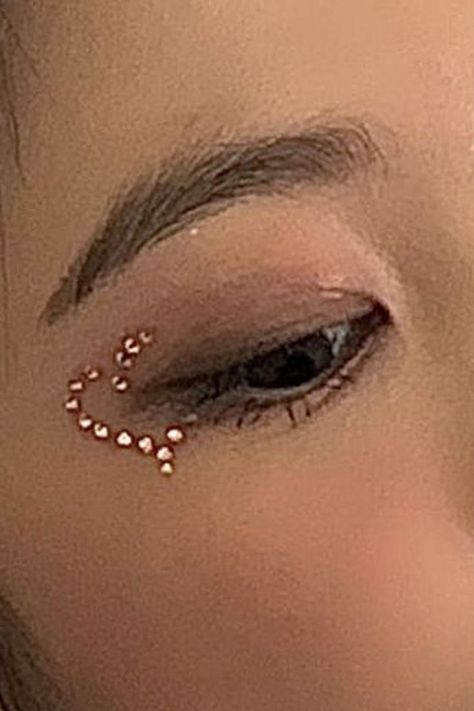 Simple Makeup With Pearls, Simple Makeup Looks With Rhinestones, Eye Makeup With Crystals, Makeup With Stones, Simple Rhinestone Makeup, New Year Makeup Ideas, Gem Makeup, Red Velvet Yeri, Concert Makeup