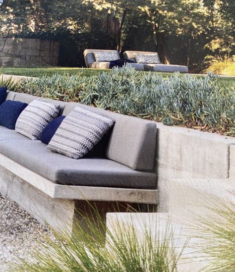 Built In Concrete Seating Outdoor, Concrete Sitting Area Outdoor Seating, Built In Outdoor Sofa, Outdoor Banquette Seating, Outdoor Corner Bench, Concrete Bench Seat, Rooftop Planters, Outdoor Gathering Area, Built In Bench Seating