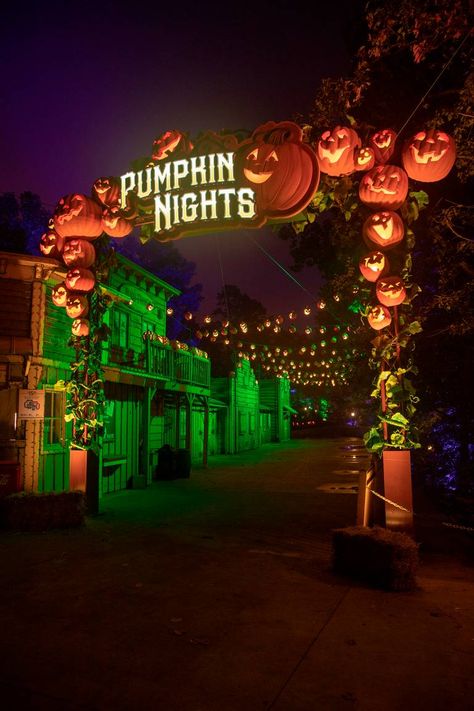 Halloween In The City, Halloween Street Decorations, Tulleys Farm Halloween, Halloween City Aesthetic, Halloween Festival Decorations, Halloween Festival Aesthetic, Halloween Carnival Aesthetic, Halloween Festival Ideas, Halloween Amusement Park