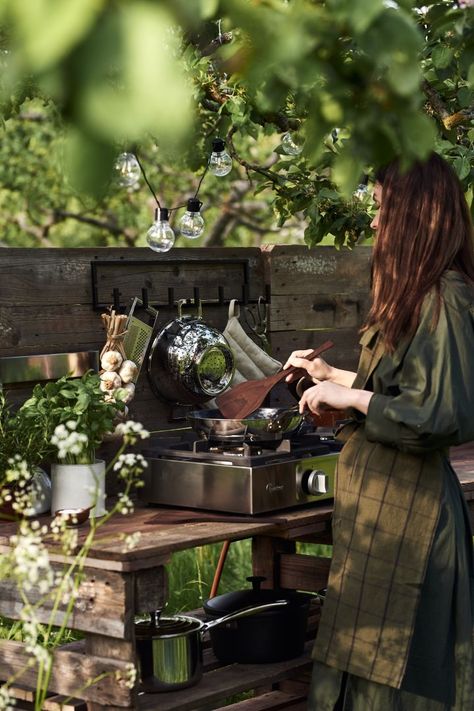 Simple Outdoor Kitchen, Rustic Outdoor Kitchens, Outdoor Camping Kitchen, Euro Pallets, Backyard Seating Area, Outdoor Sinks, Outdoor Patio Space, Outdoor Kitchen Patio, Diy Outdoor Kitchen