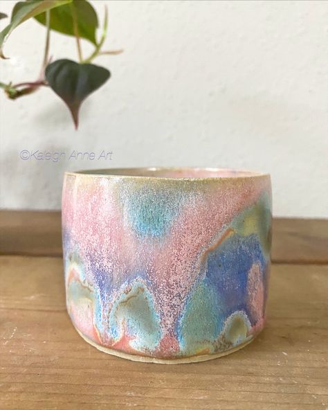 Porcelain Pottery Ideas, Rainbow Glaze Pottery, Glaze Pottery Ideas, Aesthetic Pots, Crazy Ceramics, Rainbow Pottery, Glaze Inspiration, Colorful Pottery, Handmade Ceramics Pottery