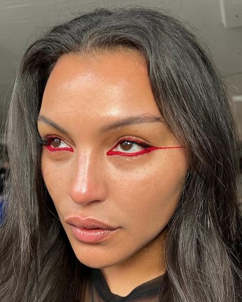 Awesome MUA on Instagram: "MUA: @bensunmakeup Model: @palomija  horizontal red graphic liner keyed by bb @daniel_s_makeup   for @eckhaus_latta" Red Graphic Liner, Dag Make Up, Elegantes Makeup, Red Eyeliner, Mekap Mata, Show Makeup, Flot Makeup, Swag Makeup, Smink Inspiration