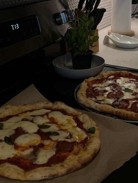 Homemade Pizza Date Night, Pizza Aesthetic Night, Pizza Date Night, Date Night Aesthetic, Pizza Date, Pizza Aesthetic, Date Aesthetic, Couple Cooking, Night Couple