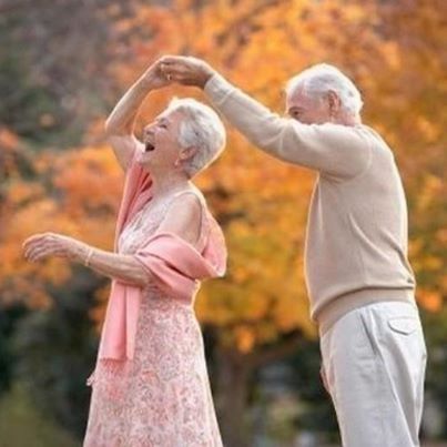 Old couple dance together Senior Couple Photography, Older Couple Photoshoot Poses Natural, Old Couple Pictures, Elderly Couple Photography, Elderly Photography, Jerry Photo, Happy Married Couple, Happy Family Pictures, Older Couple Poses