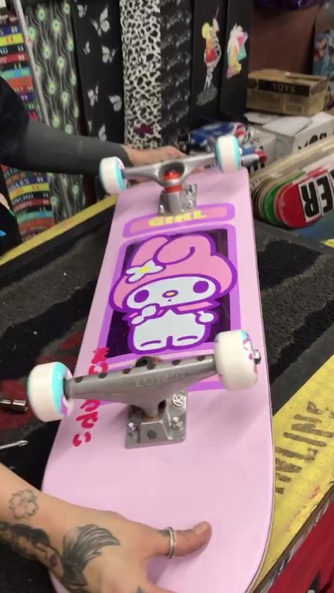 Kpop Skateboard Design, Sanrio Skateboard, Pink Skateboard, Skate Vibes, Skate Aesthetic, Skater Vibes, Skateboarding Tricks, Skateboard Aesthetic, Skateboard Deck Art