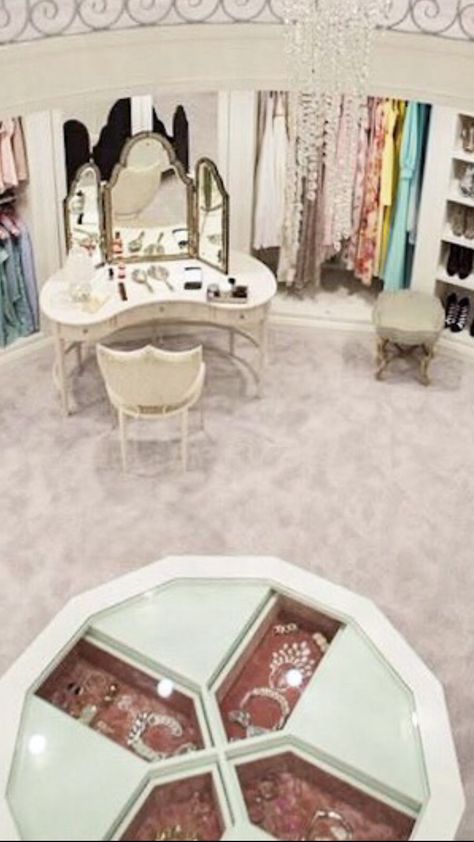 Chanel Oberlin’s Closet | Scream Queens Chanel Oberlin Room, Chanel Oberlin Closet, Chanel Oberlin Aesthetic, Scream Queens Aesthetic, Chanel Scream Queens, Bee Room, Chanel Oberlin, Chanel Aesthetic, American Comedy