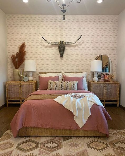 Preppy Western Bedroom Ideas, Black And Pink Western Bedroom, Light Western Bedroom, Cowgirl Inspired Bedroom, Cute Cowgirl Room Ideas, Pink Boho Western Bedroom, Cowgirl Living Room Decor, Glam Cowgirl Bedroom, Glam Western Bedroom