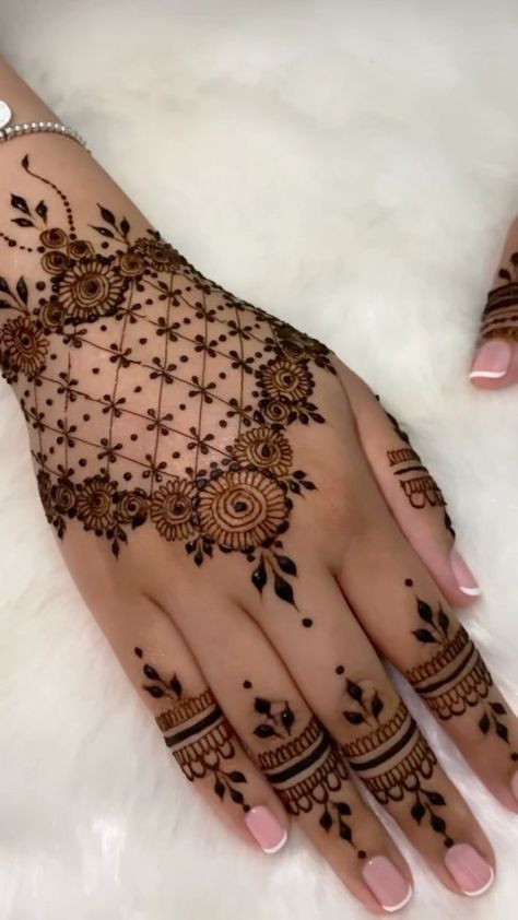 Henna Design Hand, Henna Finger Designs, Henna Design Simple, Eid Mehendi, Aesthetic Henna, Finger Designs, Simple Henna Designs Hand, Henna Flowers, Henna Hand Designs