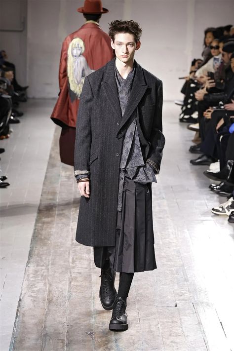 Yohji Yamamoto Menswear 90s, Yohji Yamamoto 90s, Yohji Yamamoto Street Style, Yamamoto Fashion, Yohji Yamamoto Menswear, Yoji Yamamoto, Paris Fashion Week Runway, Art Foundation, Menswear Runway