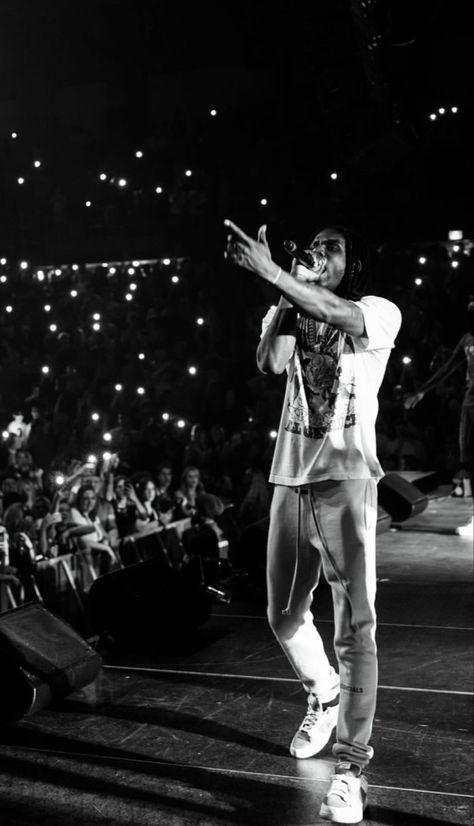 Polo G Black And White, Drill Rappers Wallpaper, Polo G Concert, Rapper Performing, Polo G Wallpaper, White Wallpapers, Nike Poster, Polo G, Male Artists