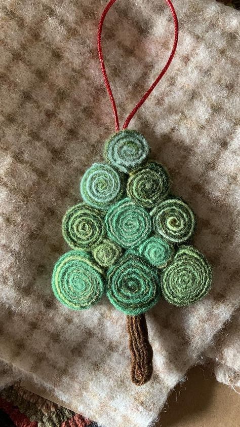 Felted Wool Christmas Trees, Felted Wool Ornaments Diy, Sweater Ornaments Diy, Wool Quillies, Standing Wool, Holiday Craft Ideas, Ideas Decoracion Navidad, Wool Ornaments, Wool Felt Projects