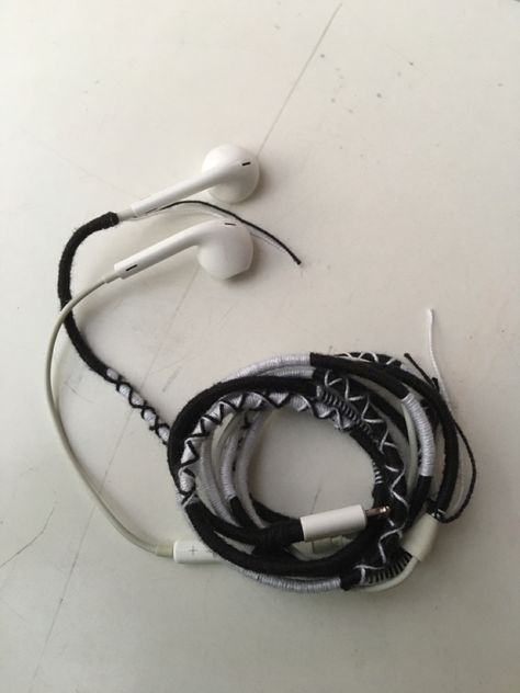 Wired Headphones Outfit, Phone And Earphones Aesthetic, Decorated Wired Earphones, Decorated Earphones, Headphone Wrap Tutorial, Wired Earbuds Aesthetic, Wired Earphones Aesthetic, Crochet Earphones, Wired Headphones Aesthetic