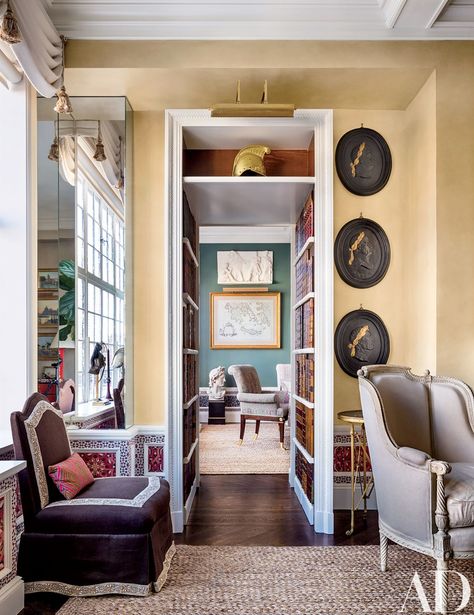 Plaster medallions of Roman emperors are mounted on the wall to one side, and the wainscot is papered with digitally printed patterns devised by Hampton and artist Chuck Fischer. Hampton Interior, Interior Vignette, Hamptons New York, Townhouse Interior, New York Home, Alexa Hampton, Sweet Ideas, New York Homes, French Interior