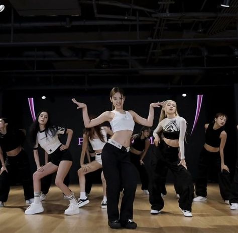 Jennie Pink Venom Dance Practice, Pink Venom Dance Practice, Dance Aesthetic Hip Hop, Pink Venom Dance, Jennie Pink Venom, Jennie Pink, Aesthetic Hip Hop, Dance Studio Decor, Idol Life