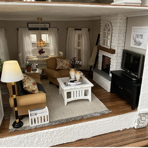 Dollhouse Family Room, Modern Dollhouse Living Room, Dollhouse Game Room, Victoria's Farmhouse Dollhouse Interior Ideas, Living Room Dollhouse, Miniature Living Room Diy, Dollhouse Dining Room Ideas, Vermont Farmhouse Jr Dollhouse Interior, Dollhouse Living Room Ideas