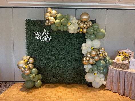 Greenery Backdrop Bridal Shower Ideas, Green Leaf Backdrop With Balloons, Green Wall Balloon Garland, Green Background With Balloons, Balloon Garland Rectangle Backdrop, Bridal Shower Grass Backdrop, Green Wall Bridal Shower Decor, Balloon Arch Boxwood Wall, Greenery Bridal Shower Backdrop