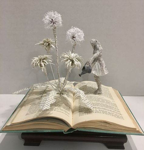 Book Art Sculptures & Statues, Art With Old Book Pages, 3d Book Project Ideas, Art From Book Pages, Book Sculpture Art, Altered Books Ideas Inspiration, Recycled Book Art, Book Sculpture Diy, Artist Books Handmade