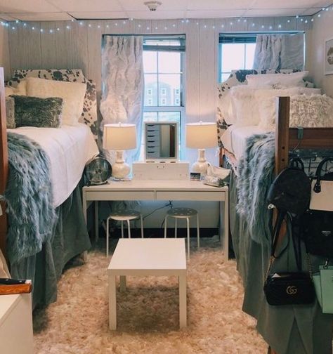 A rug can really bring your place together in a cozy way. People On Reddit Shared A+ Hacks For Enhancing Your College Dorm And They're Pretty Great College Bedroom Decor, Dream Dorm Room, Dorm Room Styles, Dorm Style, College Room Decor, Dorm Sweet Dorm, Dorm Inspiration, Dorm Room Hacks, College Bedroom