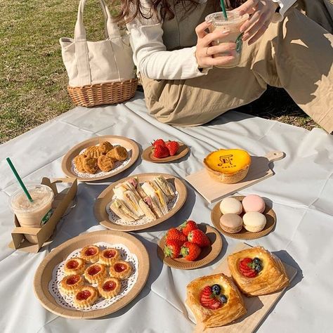 Litha Food, Picnic Date Food, Picnic Inspiration, Picnic Date, Perfect Picnic, Picnic Food, Picnic Foods, A Picnic, Summer Picnic