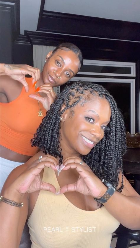 Asymmetrical Braided Bob, Knotless Braided Bob, Knotless Box Braids Bob Length, Styling Bob Braids, Twist Bob Hairstyles, Knotless Bob With Curls, Braid Bob Hairstyles For Black Women, Knotless Box Braids Bob, Bob Length Knotless Braids