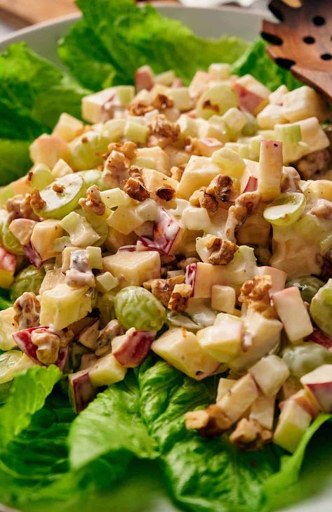 Delicious Waldorf Salad on a bed of lettuce. Best Waldorf Salad Recipe, Easy Waldorf Salad, Thanksgiving Meal Prep, Easy Thanksgiving Side Dishes, Quick Salad Recipes, Waldorf Salad Recipe, Thanksgiving Side Dish Recipes, Salad With Grapes, Yellow Squash Casserole