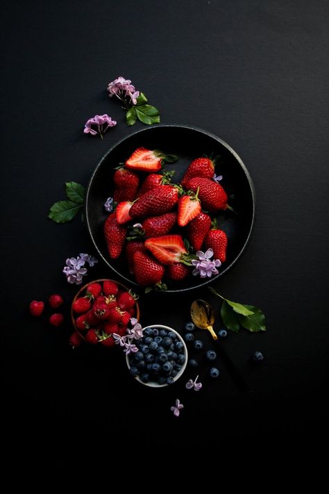 Dark Fruit Photography, Dark And Moody Food Photography, Food Photography Wallpaper, Fruits Photography, Berries Photography, Food Photography Fruit, Strawberry Perfume, Wallpaper Food, Dark Food