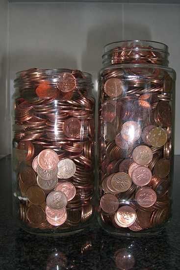 Penny Designs, 25 DIY Ideas for Home Decorating with Majestic Copper Glow Pennies Crafts, Penny Decor, Diy Ideas For Home, Penny Jar, Glass Bottle Candles, Penny Crafts, Silver Christmas Tree Decorations, Coin Crafts, Money Saving Jar