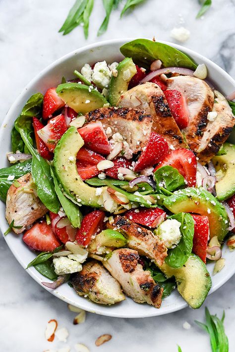 A simple balsamic dressing does double duty as a marinade for the chicken in this light and healthy, fresh spinach, avocado and strawberry salad. Stuffed Celery, Avocado Spinach Salad, Spinach Salad With Chicken, Salad With Chicken, Spinach Strawberry Salad, Chicken Stuffed, Salad Pasta, Fennel Salad, Foodie Crush