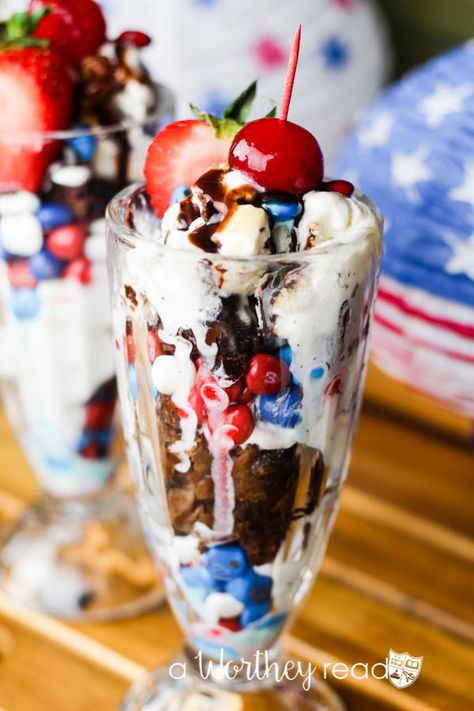 Red, White and Blue Ice Cream & Brownie Parfaits - This Worthey Life - Food, Travel, Parenting, Entertainment Lifestyle Blog by Tatanisha + Derrick Worthey Candy Brownies, Ice Cream Brownie, Oreo Bars, Memorial Day Desserts, Easy Summer Dessert, Blue Ice Cream, Patriotic Food, Patriotic Desserts, Brownie Ice Cream