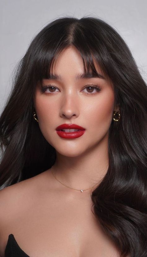 Red Lip Soft Makeup, Red Lipstick Natural Makeup, Graduation Makeup Red Lips, Simple Red Lip Makeup Look, Simple Red Lip Makeup, Red Lip Bridal Makeup, Asian Eyes Makeup, Graduation Makeup Ideas, Dark Red Lipstick Makeup