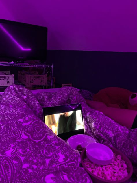 Aesthetic movie night sleepover with friends 🫶🏼✈️🌺🫐🌃🎞 Online Movie Night With Friends, Hanging With Friends Snap, Cosy Movie Night Aesthetic, Friends Hanging Out At Night, Movie Night With Bestie, Sleepover Aesthetic Night, Aesthetic Movie Night, Movie Night Sleepover, Ideas Sleepover